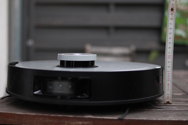 The Ecovacs Deebot X1 OMNI is measured with a ruler.